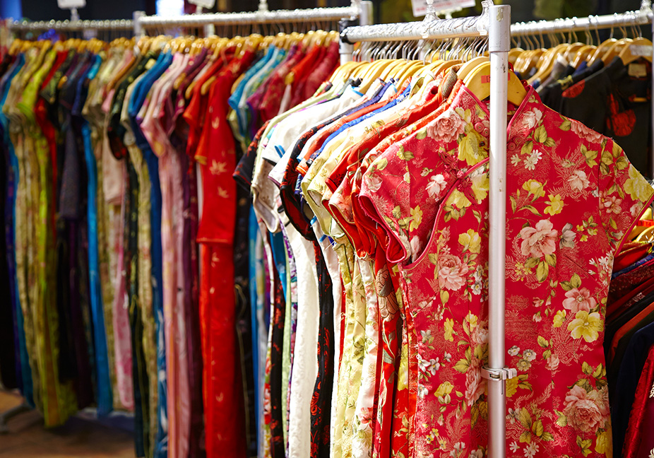 衣装は中華街きっての品揃え
