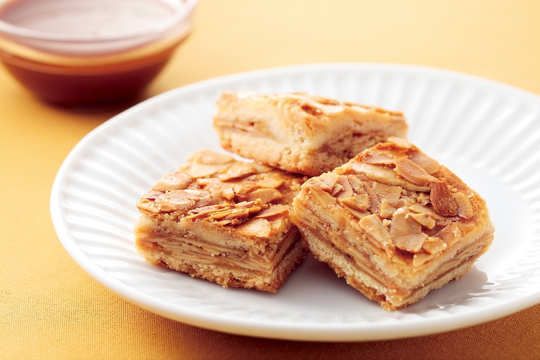 【１F横浜大世界マーケット】アーモンドクッキーに生キャラメルをからめて、クッキー生地ではさんだ焼菓子「横濱レンガ通り」と、当店オリジナル「ふかひれスープ」の試食会を行います。