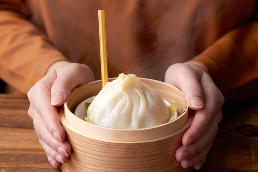 【プレスリリース】ストローで肉汁を吸う！横浜大世界限定「大籠包」が新登場！